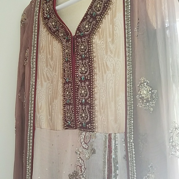 Pakistani 3 piece exquisite shalwar kameez gown - Picture 8 of 13